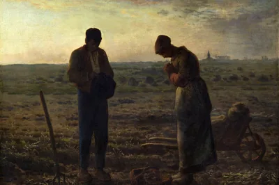 Deux paysans debout tête baissée dans un champ au crépuscule, une fourche plantée et une brouette chargée, tableau de Jean-François Millet, 1857.