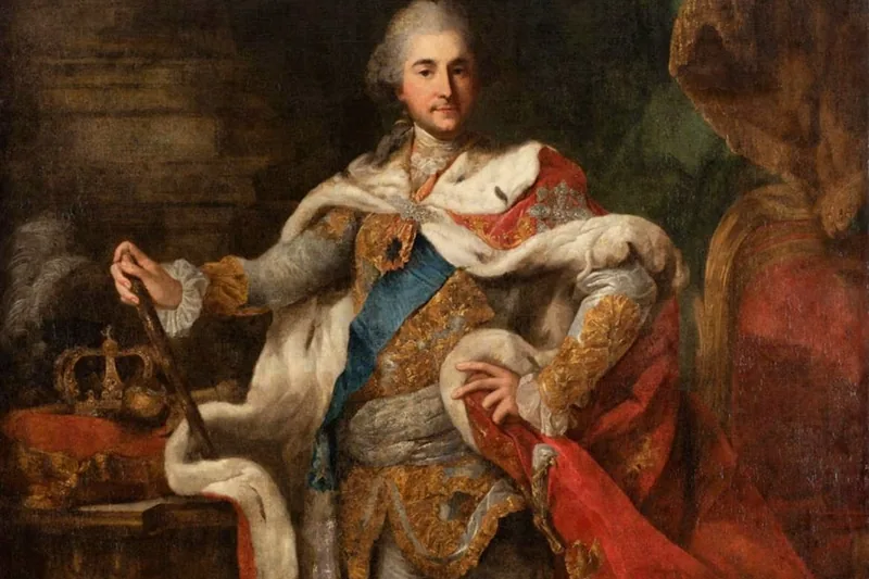 {'pl': 'Mężczyzna w peruce i gronostajowym płaszczu siedzi obok korony, Portret Stanisława Augusta Poniatowskiego w stroju koronacyjnym, Marcello Bacciarelli, 1765.'}